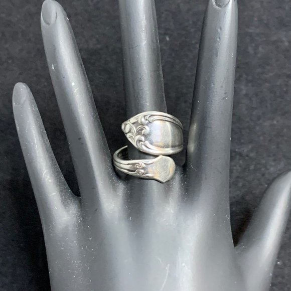 Wm A Rogers Jewelry - Vintage Wm A Rogers Silver Plated Adjustable Spoon Ring (R203)